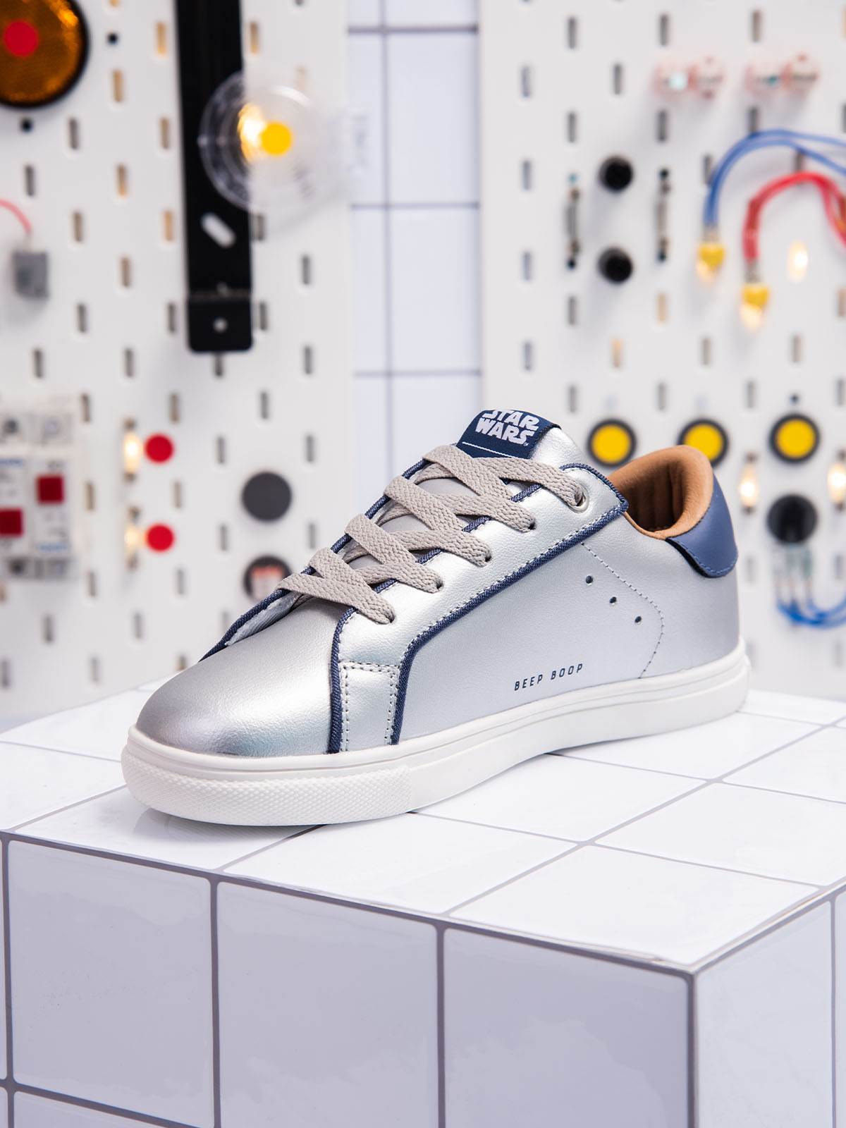 R2-D2 Sneaker Silver