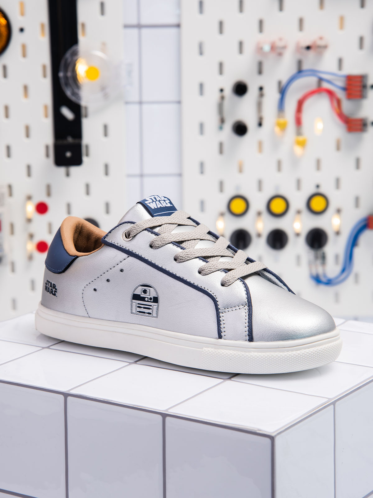 R2-D2 Sneaker Silver